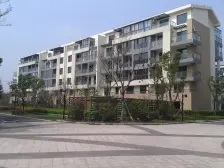 电梯房,南北通透,小区中心位置,近商圈