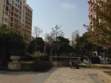 近地铁,电梯大两房,户型方正南北通户型,中间楼层