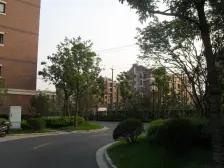 楼梯的2楼 采光好 近万达 交通方便 业主诚意出售