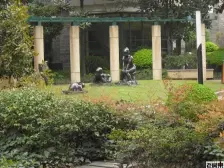 新上四房,前后看小区花园,有一个小院,户型正气