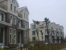 小区中间区位大花园,屋况佳,可固定停两辆车,近地铁