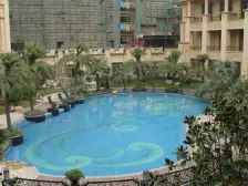 此房是小区少有的顶楼复式,空中别墅挑空客厅