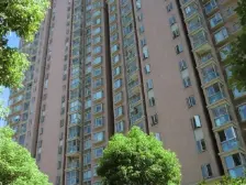 客厅朝南带阳台,南北通全明大两房,精装修,采光充足