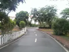 独栋别墅,单边位,近千方大花园,有泳池。