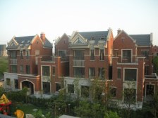 联排边套,上下四层,带露台,南花园,地下室面积另算,看房随时